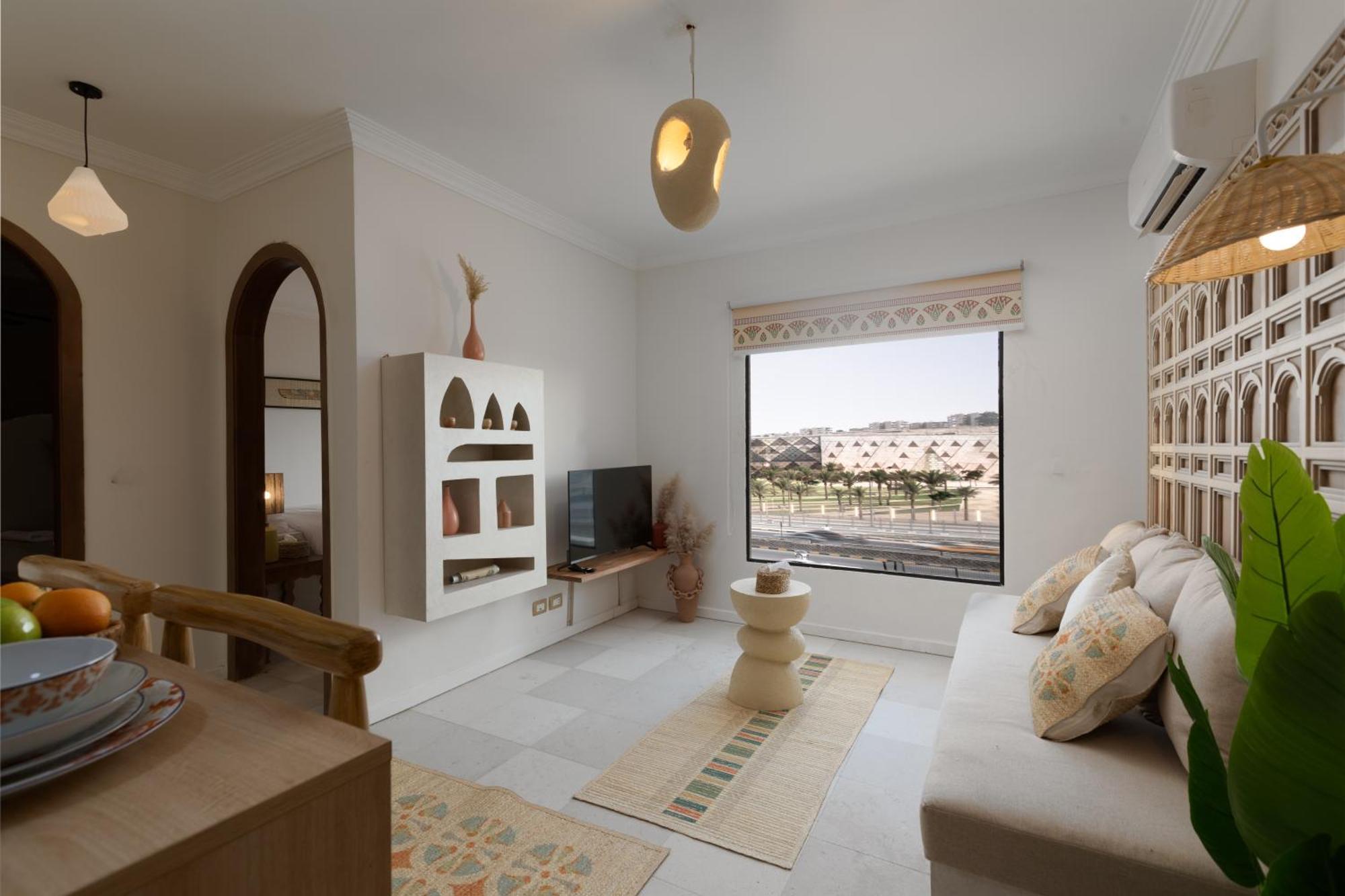 Grand Museum View, Earthy Historic Apartment *
